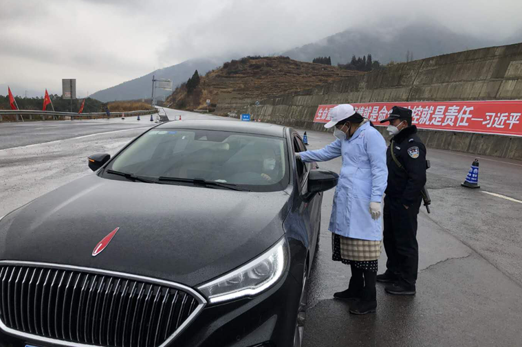 在高速收費(fèi)站旁對(duì)過往車輛人員進(jìn)行體溫檢測_副本.png