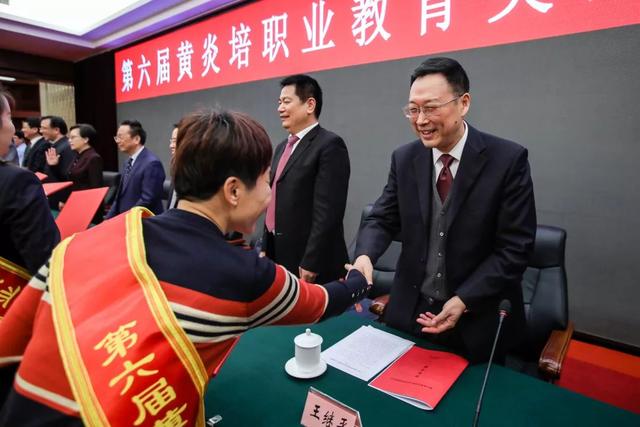 黃炎培職業(yè)教育獎揭曉，向獲獎?wù)咦ＹR！