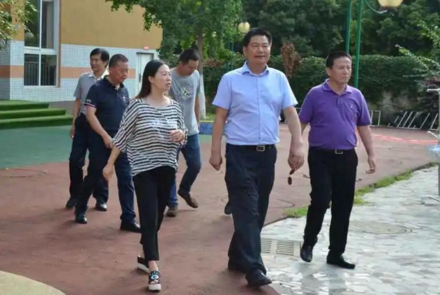 學(xué)校董事會(huì)董事長蘇華奔走在學(xué)校發(fā)展的第一線。_副本.jpg