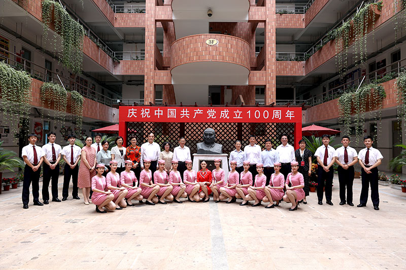 5郝明金理事長(zhǎng)與中華職業(yè)學(xué)?？粘藢I(yè)學(xué)生合影留念.jpg