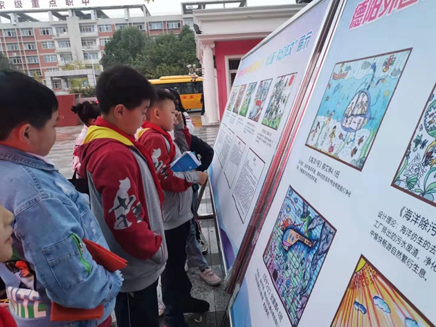 德外小學(xué)舉辦第三屆科創(chuàng)節(jié)學(xué)生優(yōu)秀科幻畫、科幻作文展覽.jpg