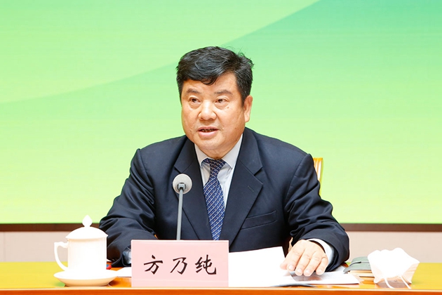 4.中華職業(yè)教育社黨組書記、總干事方乃純主持會議_副本.jpg