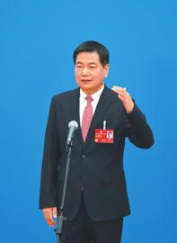3月7日，“委員通道”集體采訪活動(dòng)上，住川全國(guó)政協(xié)委員蘇華接受媒體采訪。 　　新華社記者 陳曄華 攝.jpg