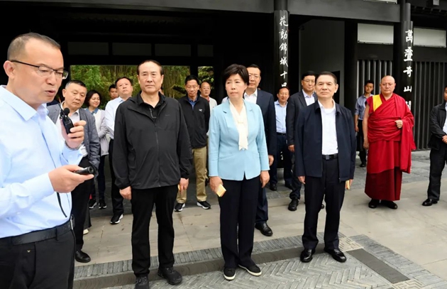 考察組在世園會主會場中華園藝展區(qū)成都園聽取有關(guān)情況介紹。記者 姜寒冬 攝.jpg