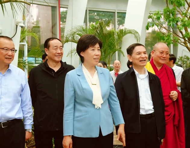 考察組在世園會主會場植物館考察展陳情況。記者 姜寒冬 攝.jpg