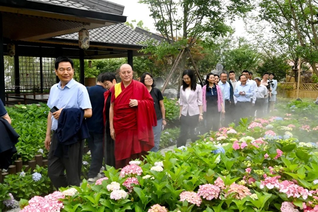 考察組在世園會國際園藝展區(qū)考察。記者 姜寒冬 攝.jpg11.jpg