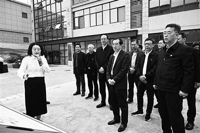 1、調(diào)研組在四川省雅安市漢源縣調(diào)研大學(xué)生電商直播創(chuàng)業(yè)項(xiàng)目以及就業(yè)援助吸納帶動(dòng)就業(yè)情況。.jpg