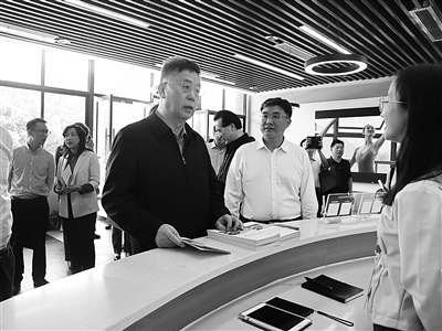2、調(diào)研組在四川省雅安市漢源縣調(diào)研大學(xué)生電商直播創(chuàng)業(yè)項(xiàng)目以及就業(yè)援助吸納帶動(dòng)就業(yè)情況。.jpg